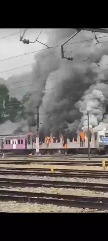 Incêndio em vagão de trem assusta moradores de Japeri, na Baixada Fluminense