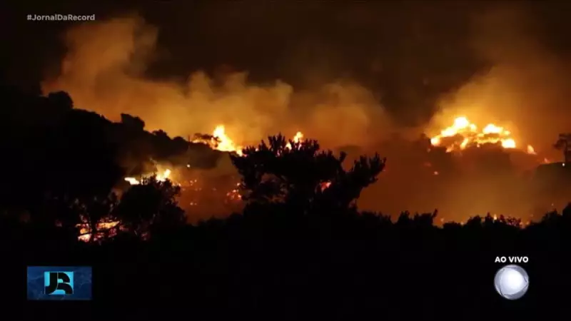 Incêndio florestal na Grécia obriga turistas e moradores a buscarem abrigos emergenciais