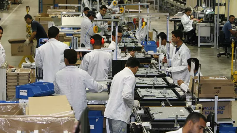 Indústria brasileira perde força: faturamento recua 1,2% em maio, alerta CNI