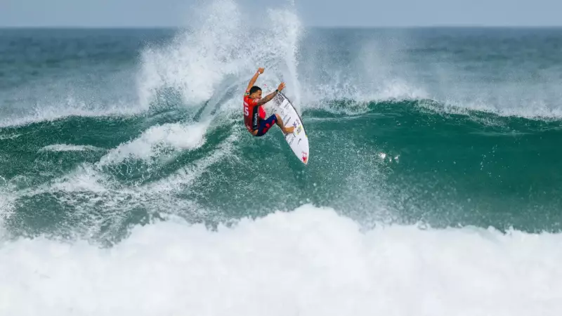 Italo Ferreira avança às oitavas no J-Bay após tubarão paralisar etapa do WSL