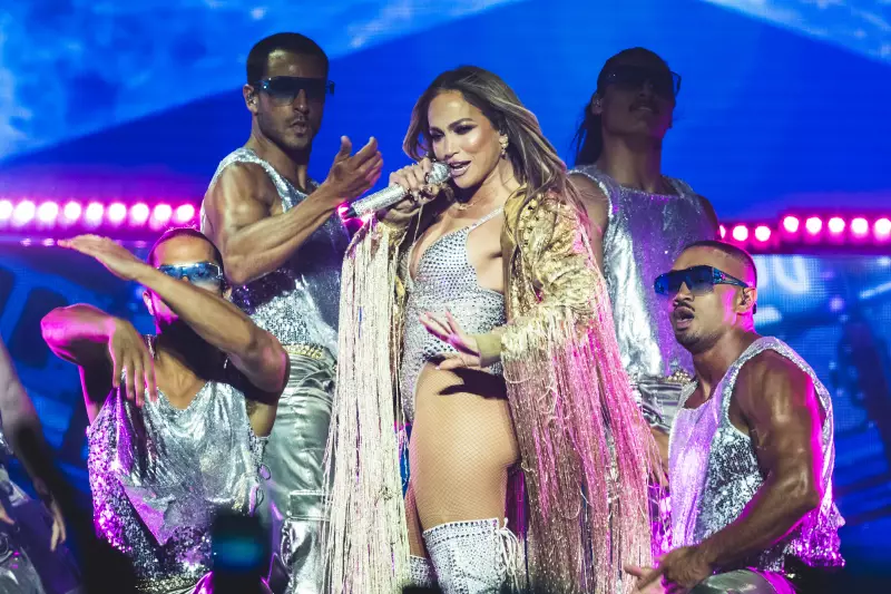 Jennifer Lopez choca conservadores com performance ousada em novo clipe