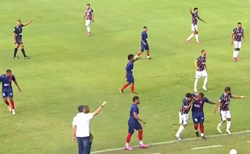 Jogador do Fluminense de Feira morde adversário em clássico da Série B do Baianão — vídeo chocante!
