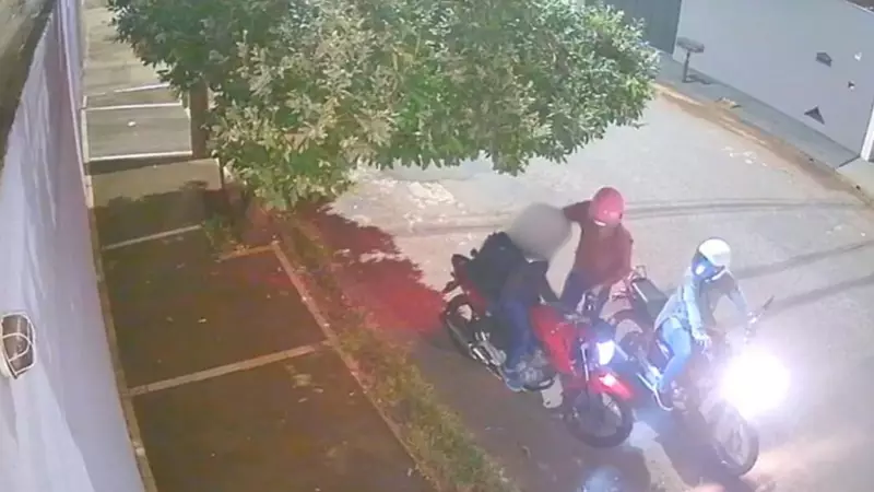 Jovem é perseguida por dupla armada e tem moto roubada em Uberlândia; assista ao vídeo