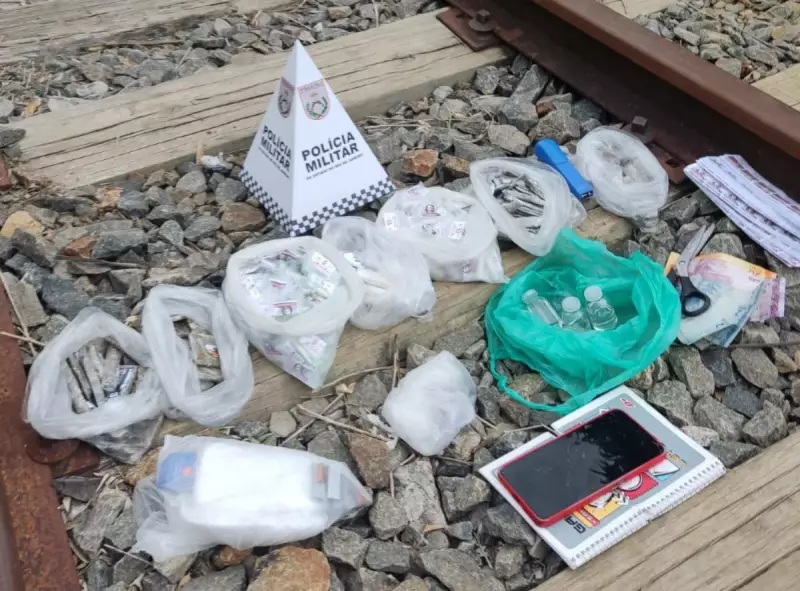 Jovem preso e adolescente apreendido por tráfico de drogas em Três Rios: detalhes da operação policial