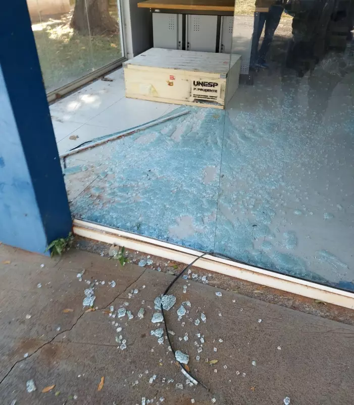 Jovem surta em campus da Unesp em Presidente Prudente e acaba hospitalizado após quebrar porta de vidro