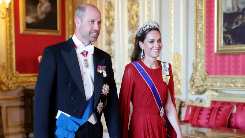 Kate Middleton brilha com vestido vermelho e tiara de Diana em jantar com Macron