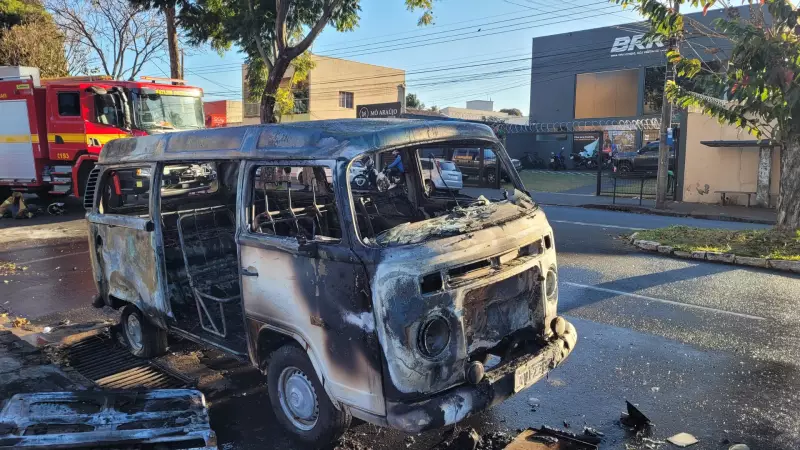 Kombi pega fogo em avenida de Uberlândia e bombeiros agem rapidamente; veja vídeo