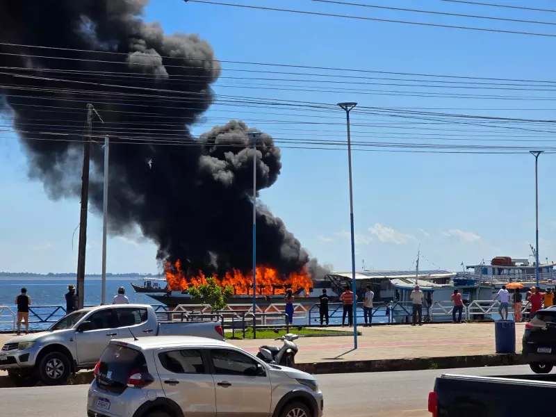 Lancha vira labareda no Rio Tapajós: vídeo impressionante mostra embarcação sendo consumida pelo fogo em Santarém