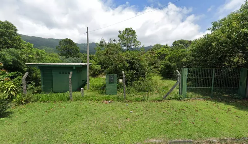 Leilão em Florianópolis oferece terreno em praia histórica pela metade do valor — oportunidade ou risco?
