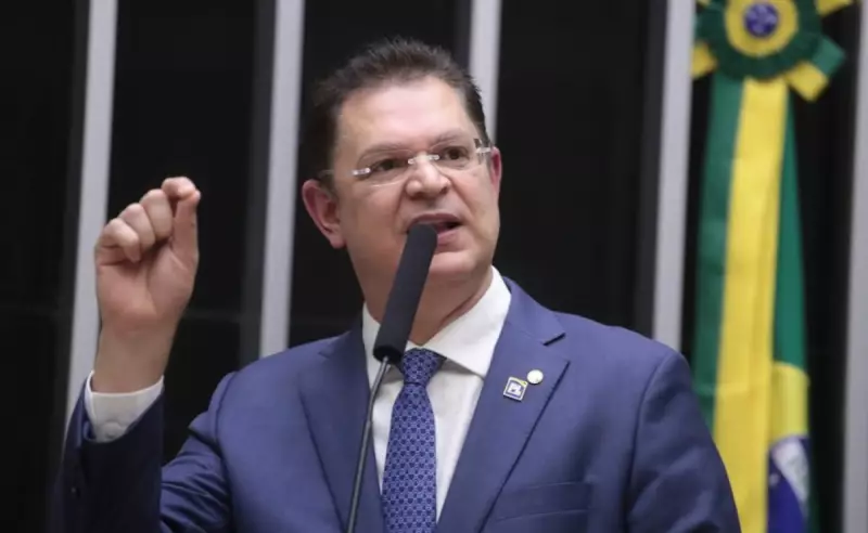 Líder do PL propõe que Zambelli trabalhe de dia e durma na prisão: entenda o caso
