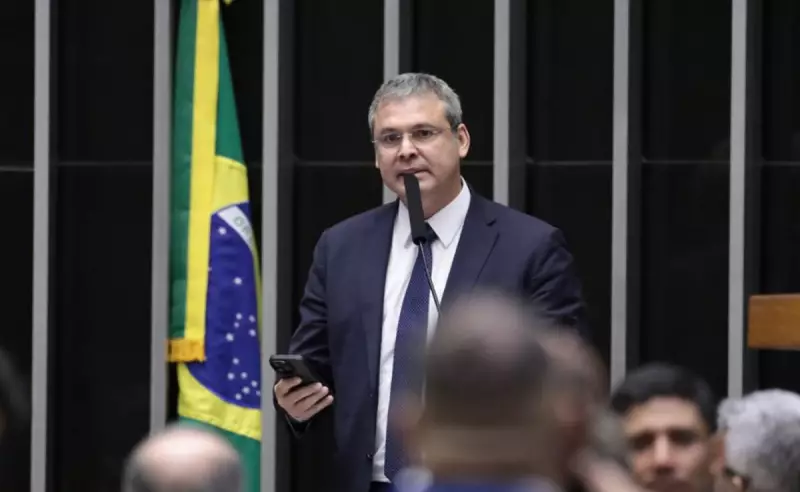 Líder do PT acusa Eduardo Bolsonaro de traição nacional e pede cassação