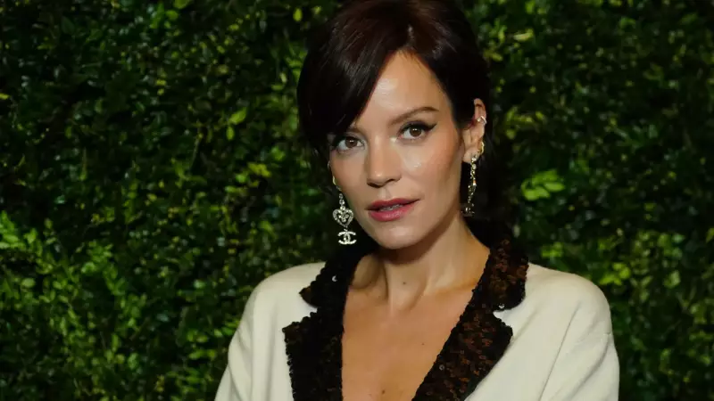 Lily Allen revela ter feito múltiplos abortos na juventude: 'Foi uma decisão difícil'