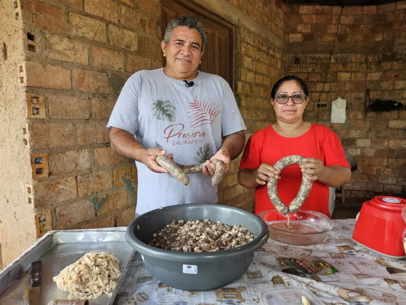 Linguicinha que virou negócio: casal de Roraima transforma receita de família em renda extra
