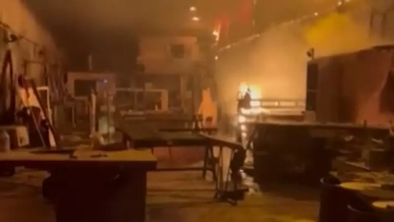 Madeireira em Realengo pega fogo e assusta moradores da Zona Oeste do Rio