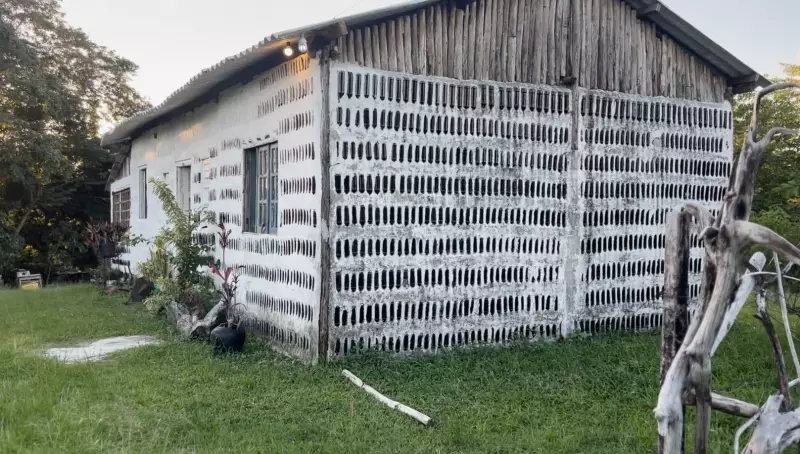 Mãe e filha transformam lixo em luxo: casa de garrafas de vidro vira atração de ecoturismo em Itamaracá