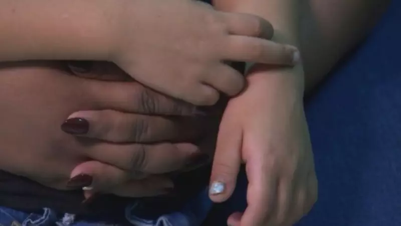 Mãe relata mudança de comportamento do filho antes de descobrir agressão com chinelo em escola