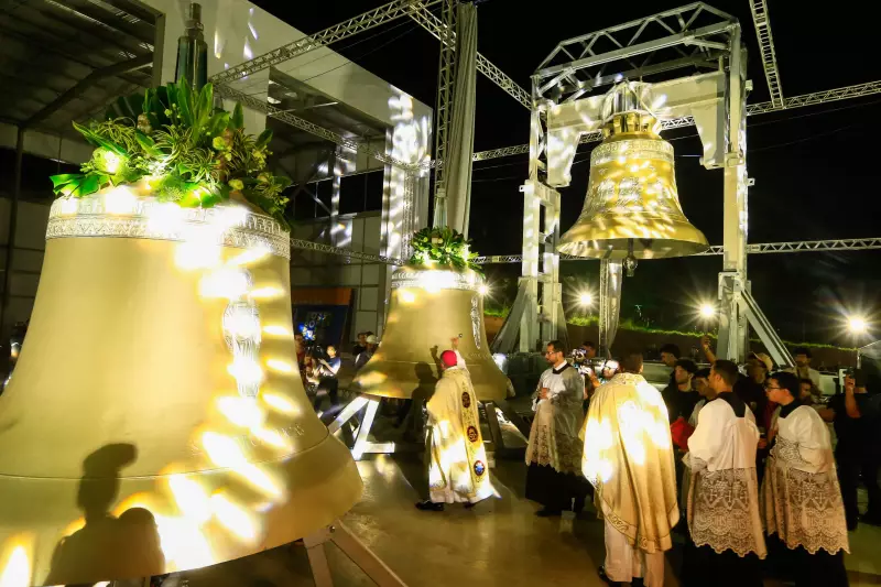 Maior sino do mundo encerra festa do Divino Pai Eterno em Goiás com milhares de fiéis e carros de boi