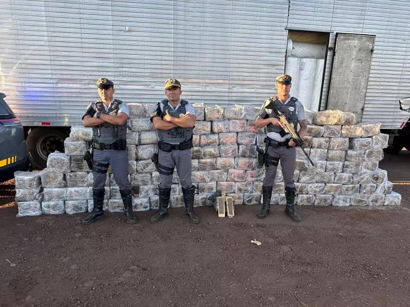 Mais de uma tonelada de maconha escondida em rolos de tecido é apreendida na SP-270