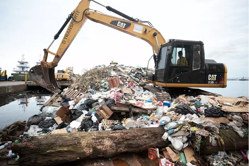 Manaus retira 400 toneladas de lixo de igarapés em 50 dias — veja o impacto