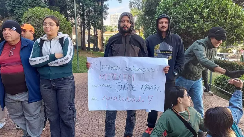 Manifestação em frente à Prefeitura exige mais investimentos em saúde mental