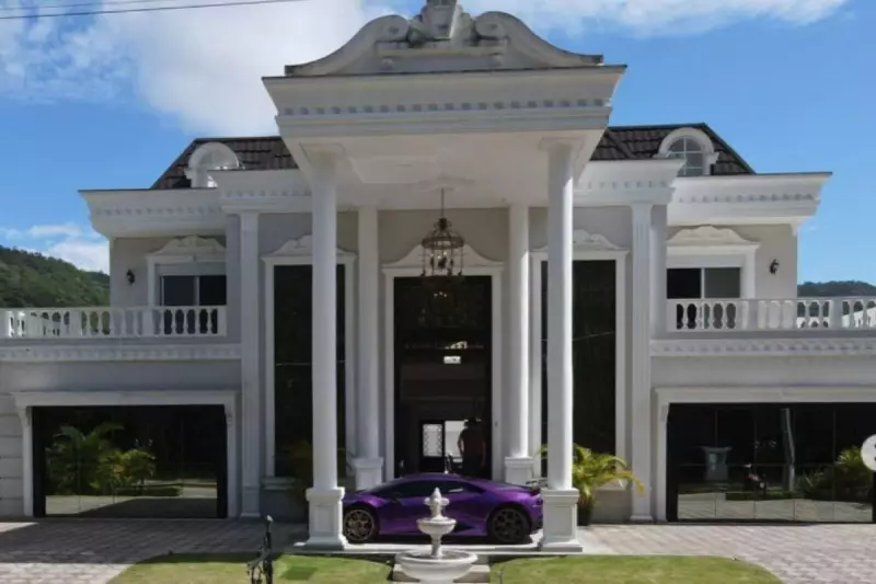 Mansão de R$ 21 milhões em SC: luxo extremo com móveis folheados a ouro e vista deslumbrante