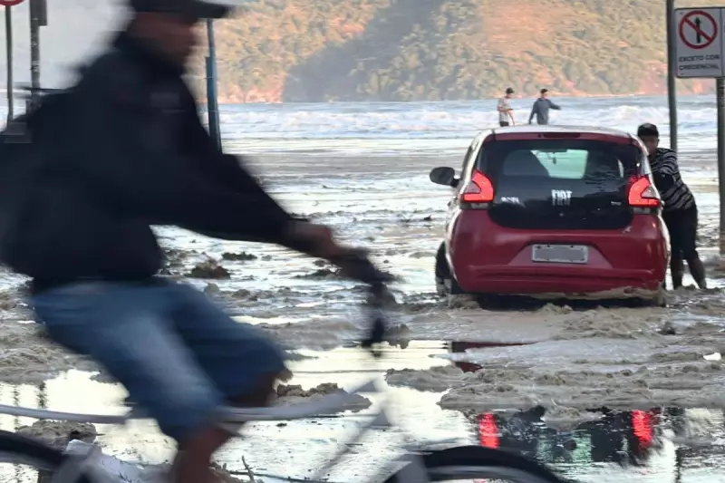 Mar invade avenida em Santos (SP) e causa transtornos: veja imagens impressionantes!