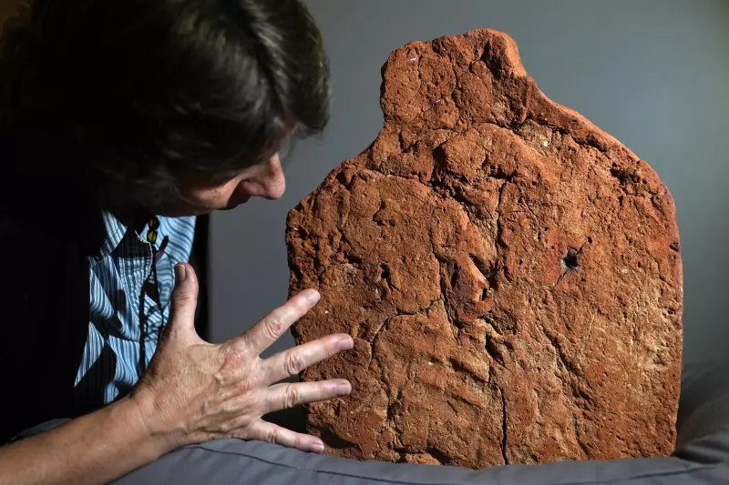 Marca de mão de 4.000 anos descoberta em artefato egípcio revela segredo ancestral