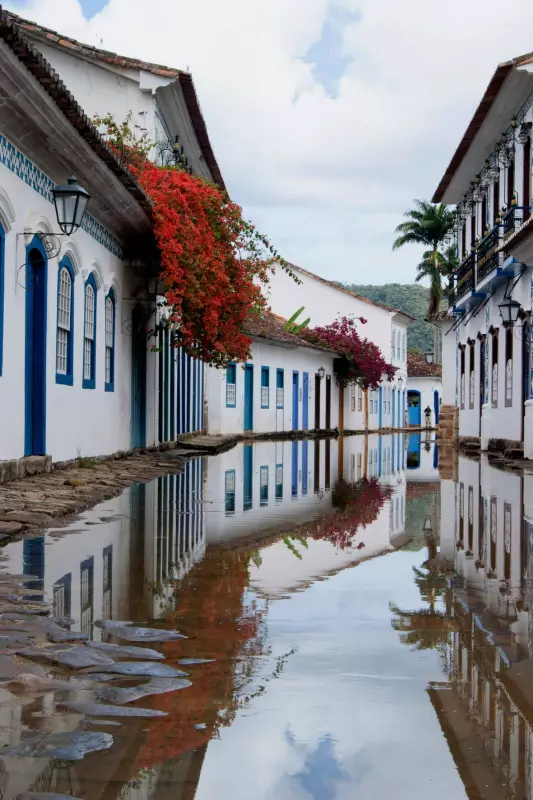 Maré alta invade Paraty: entenda o fenômeno que transforma ruas em rios