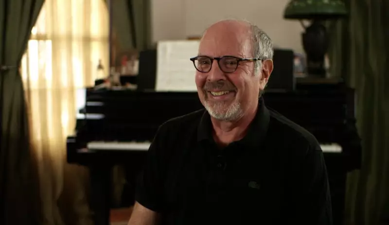 Mark Snow, compositor da icônica trilha de 'Arquivo X', morre aos 78 anos
