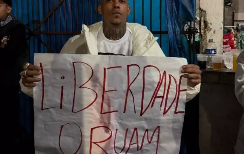 MC Poze lidera protesto em frente a presídio: 'Liberdade para Oruam' vira grito de guerra