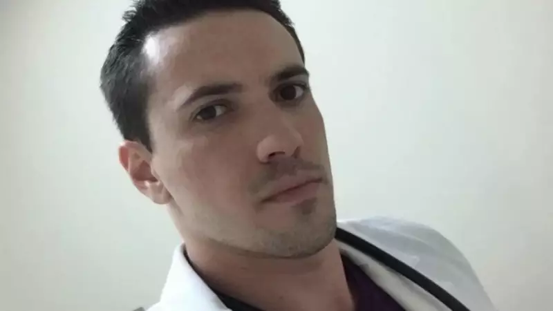 Médico acusado de matar esposa por envenenamento apresentou amante à mãe um mês após o crime, revela MP