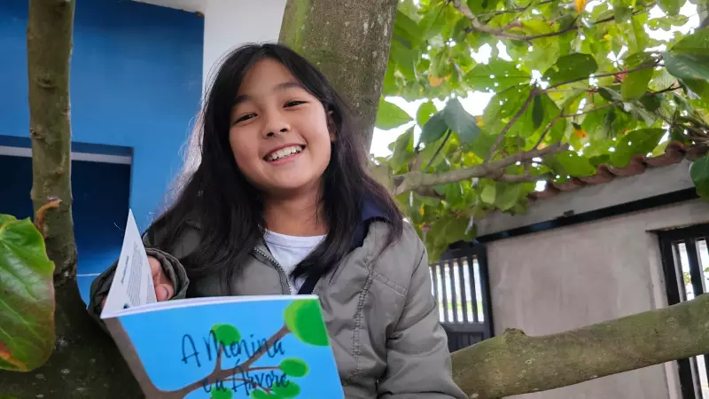Menina de 11 anos escreve livro inspirada em amendoeira centenária no interior de SP