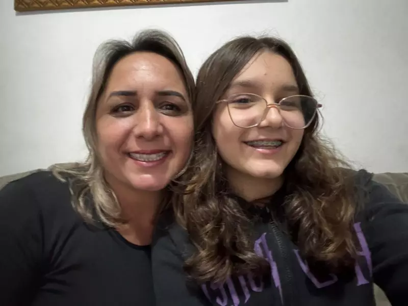 Menina de 11 anos realiza sonho de andar com os dois pés no chão após cirurgia inédita