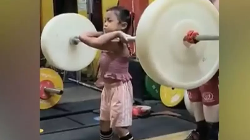 Menina de 6 anos levanta peso maior que o próprio corpo e vídeo gera polêmica