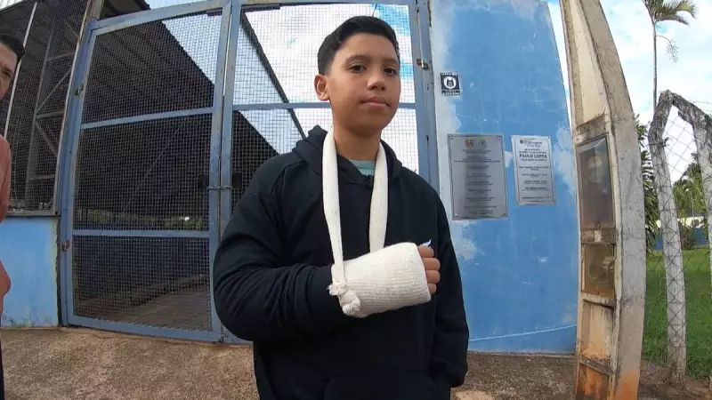 Menino de 11 anos sofre choque em bebedouro de quadra de futebol, desmaia e fratura braço