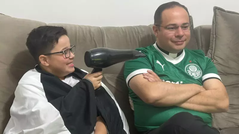 Menino que secou palmeiras com prece assiste jogo ao lado de padre e comemora eliminação: 'Agradeço a Deus pelo Chelsea'