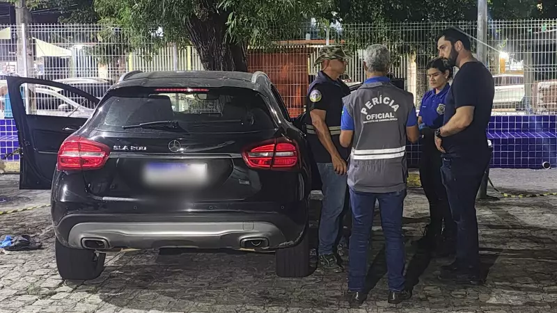 Mercedes-Benz é alvo de tiros em Maceió: veículo passa por perícia após atentado na Ponta Verde