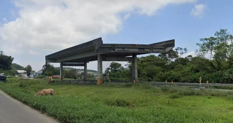 Mesa de sinuca abandonada há 15 anos em SC: licitação pronta, mas verba ainda é problema