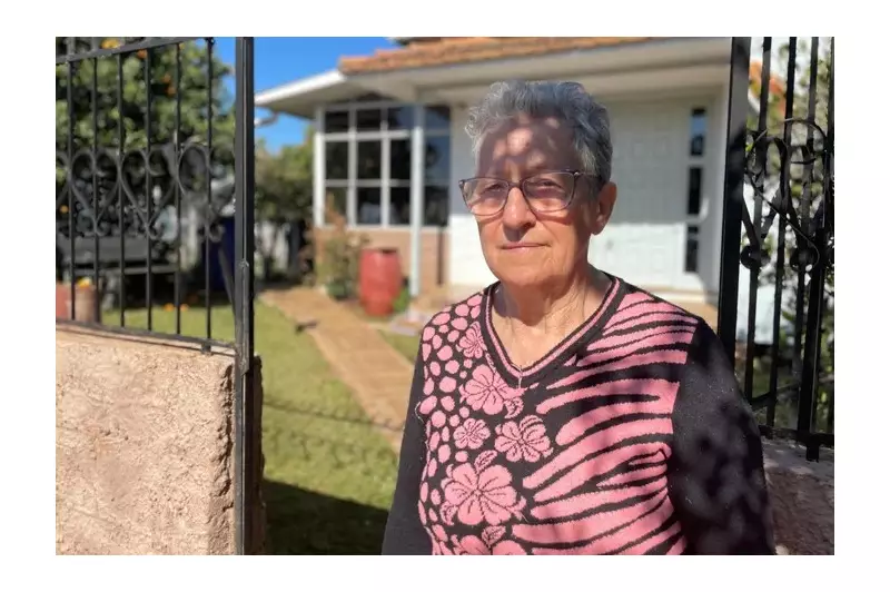 Moradora emociona ao relatar como acolheu alunos após ataque com faca em escola no RS