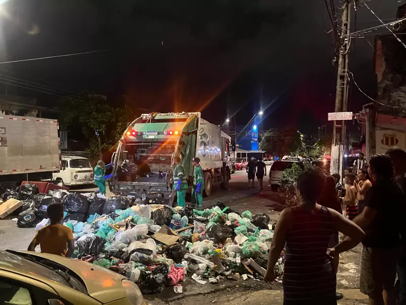 Moradores do Guamá fecham rua e ateiam fogo em entulho após 20 dias sem coleta na capital paraense