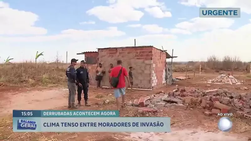 Moradores do Sol Nascente, DF, tentam recuperar pertences após demolição de casas