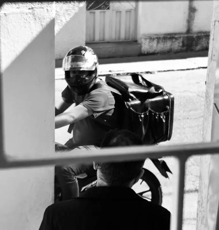 Motoboy perde a vida em acidente trágico após finalizar entregas — 'Era um profissional excepcional', lamentam colegas