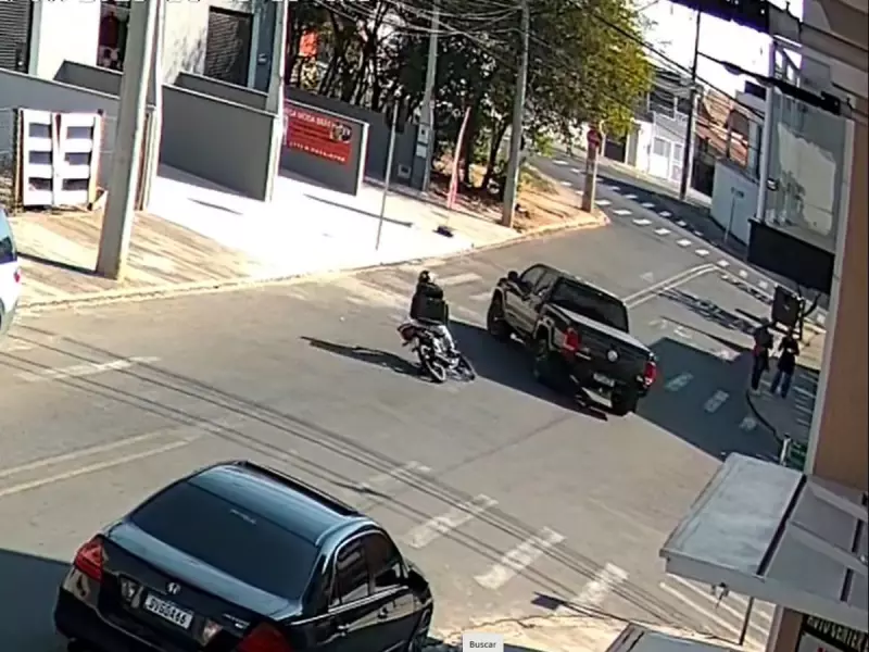 Motocicleta colide com caminhonete durante conversão em Indaiatuba — veja o vídeo chocante