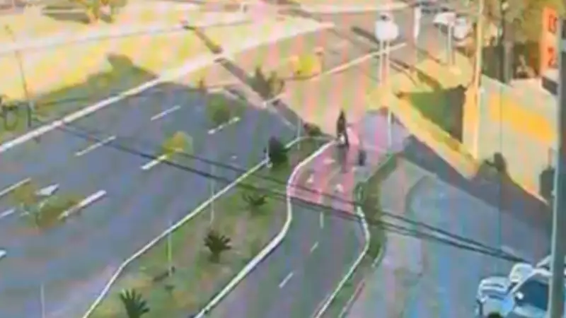 Motociclista atropela pedestre em ciclovia de Campo Grande e deixa vítima em estado grave
