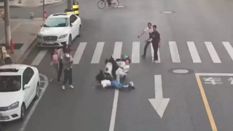 Motociclista atropela pedestre na China enquanto ambos usavam celular: vídeo chocante
