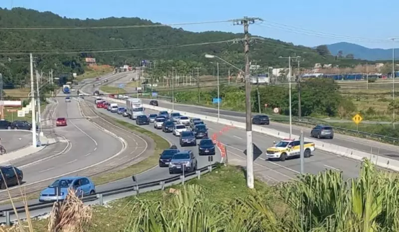 Motociclista morre após cair de viaduto e ser atropelado em SC; suspeito de provocar acidente é preso