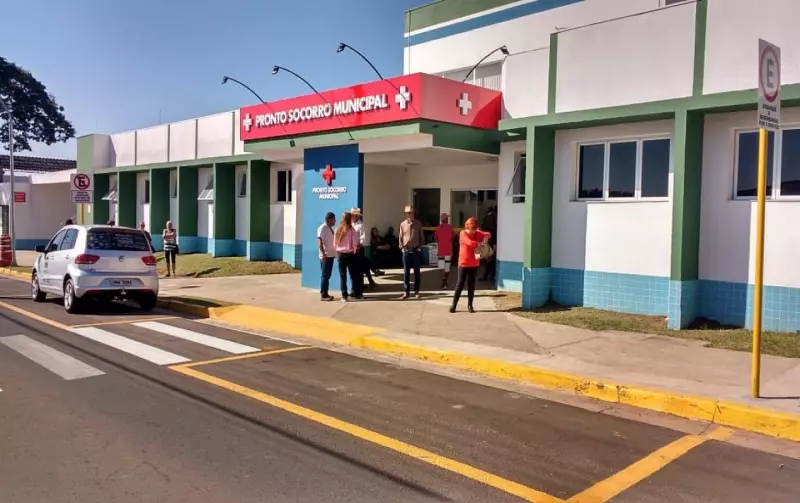 Motociclista perde controle e se choca contra canteiro na SP-245: veja detalhes do acidente