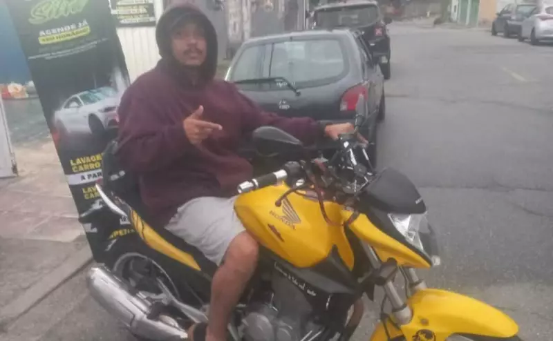 Motociclista sobrevive a acidente impressionante na Grande SP e sai andando como em cena de filme