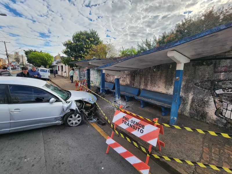 Motorista colide com ponto de ônibus em Limeira: Defesa Civil avalia danos