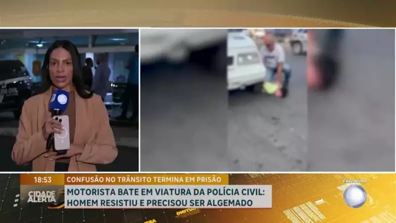 Motorista colide com viatura descaracterizada e é abordado com violência, segundo testemunhas — Veja o vídeo